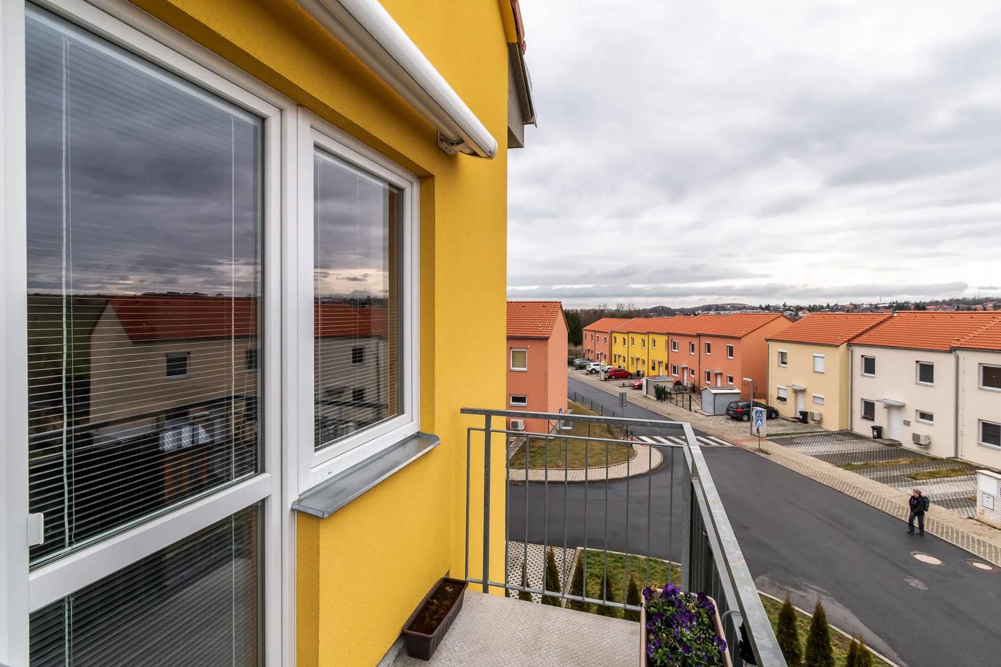 Výhled z balkonu — byt 3+kk Jinočany
