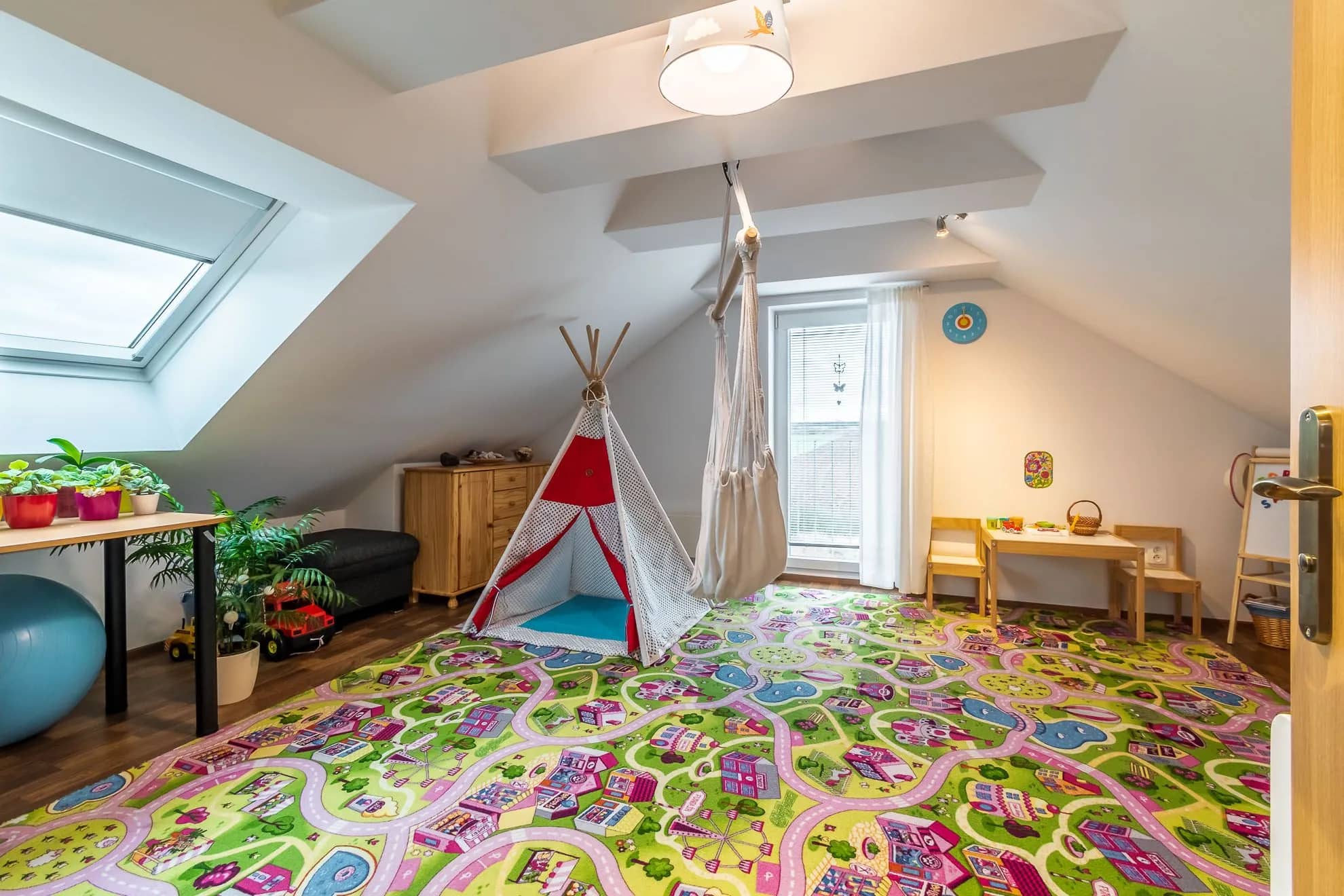 Horní pokoj o ploše 26 m² — byt 3+kk Jinočany