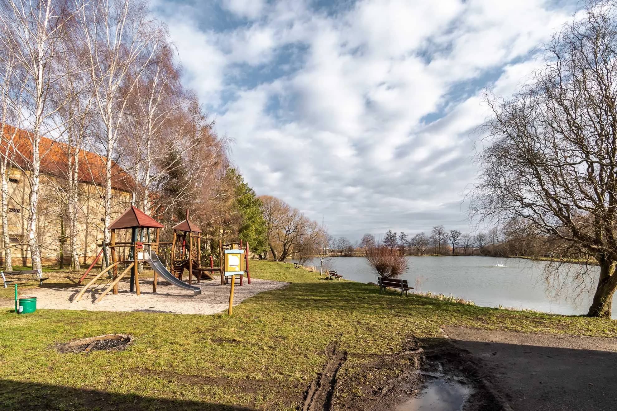 Dětské hřiště u rybníka — byt 3+kk Jinočany